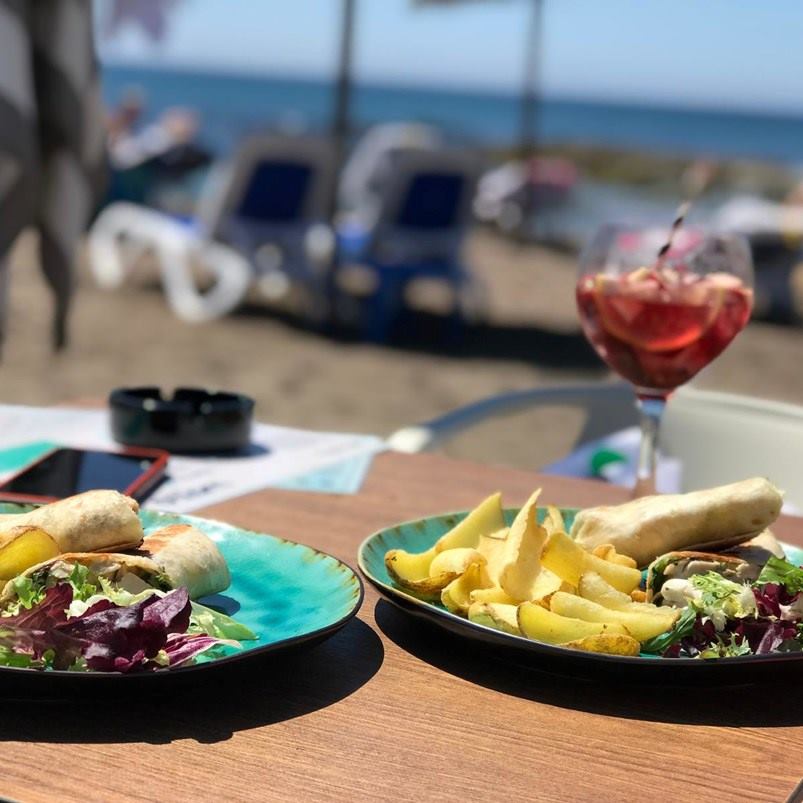 comida-en-la-playa-con-cóctel